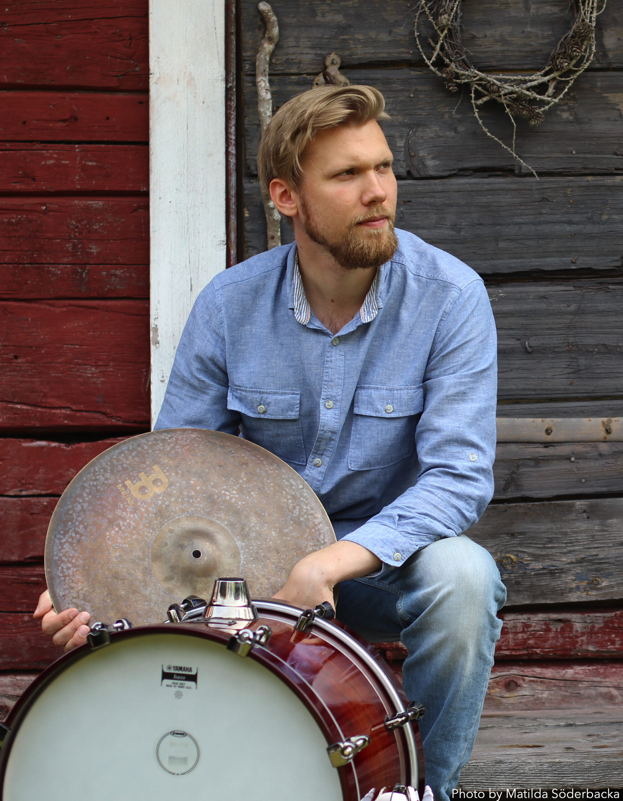 Valter Söderbacka poserar med bastrumma och cymbal