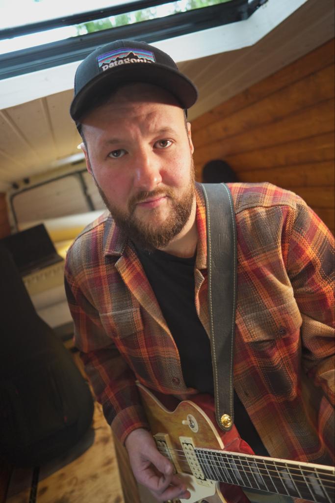 Tobias Fagerholm poserar med gitarr